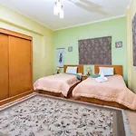 Travelholic Hostel