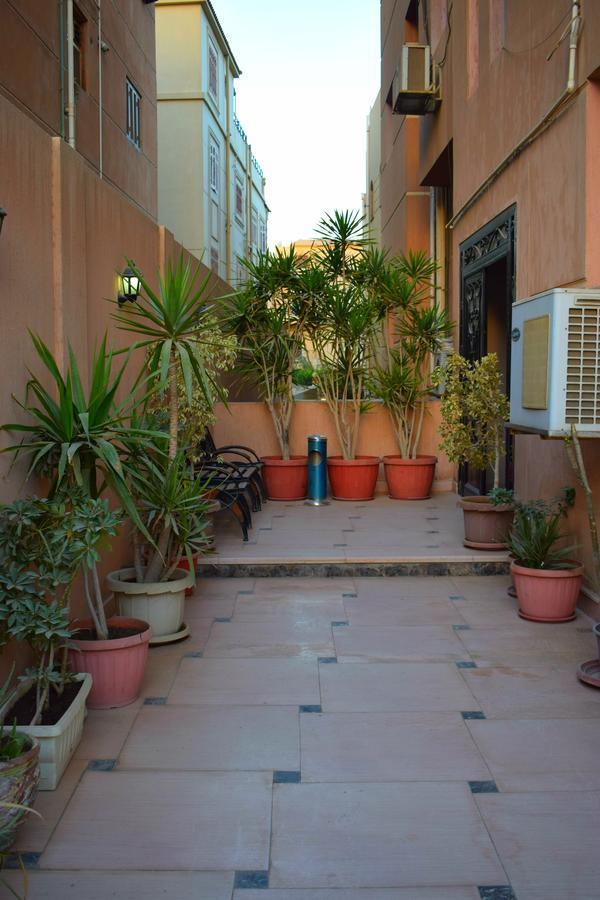 Travelholic Hostel *