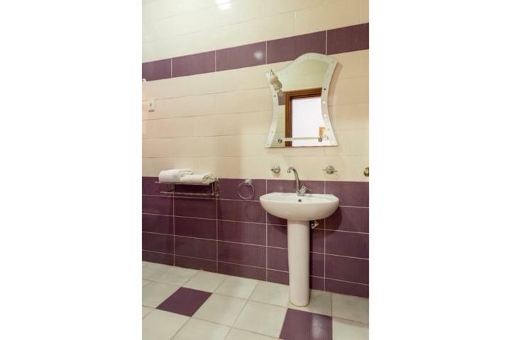 Travelholic Hostel *